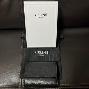 Authentic brand new Celine SMALL TRIFOLD WALLET IN GRAINED CALFSKIN
BLACK